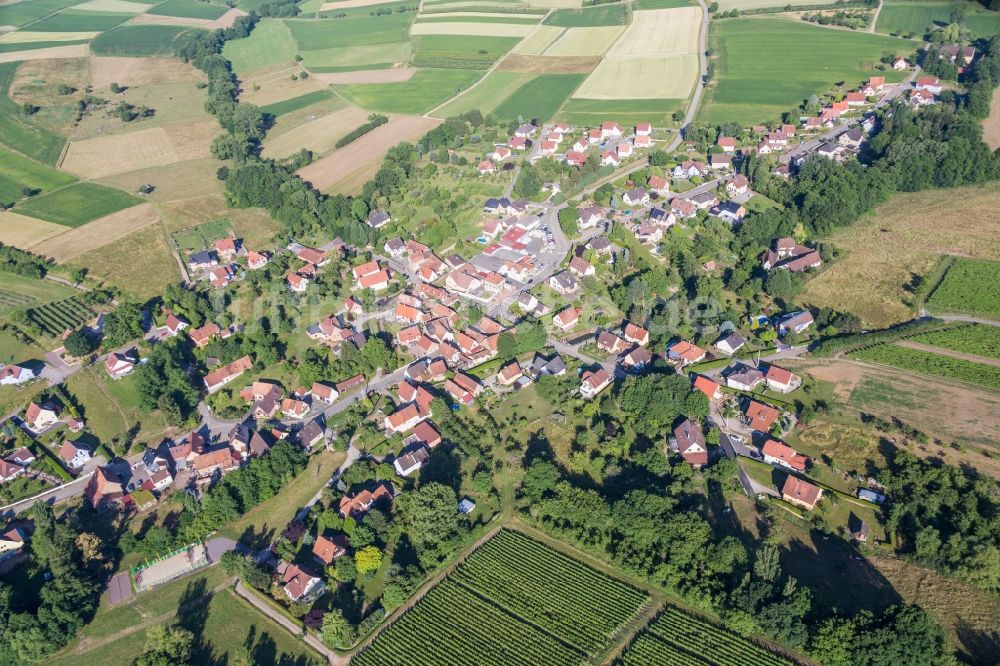 Luftaufnahme Oberhoffen-lès-Wissembourg - Dorf - Ansicht am Rande von Feldern in Oberhoffen-lès-Wissembourg in Grand Est, Frankreich