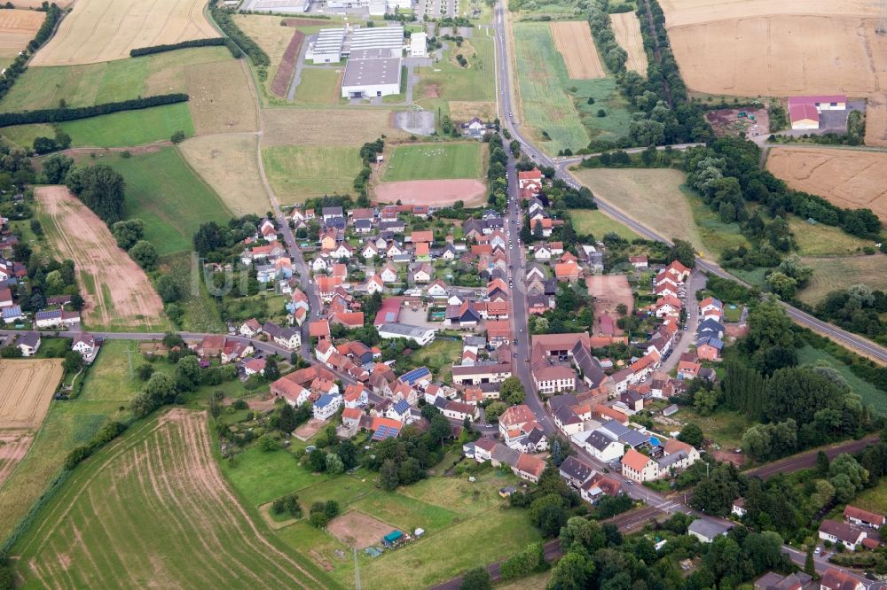 Luftbild Winnweiler - Dorf - Ansicht am Rande von Feldern im Ortsteil Alsenbrück-Langmeil in Winnweiler im Bundesland Rheinland-Pfalz, Deutschland