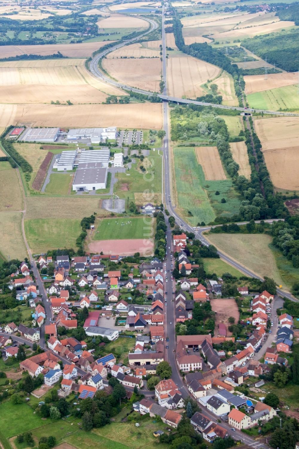 Luftaufnahme Winnweiler - Dorf - Ansicht am Rande von Feldern im Ortsteil Alsenbrück-Langmeil in Winnweiler im Bundesland Rheinland-Pfalz, Deutschland