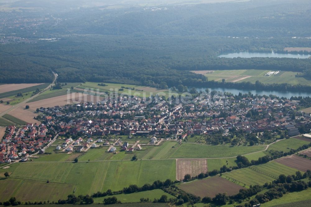 Bruchsal von oben - Dorf - Ansicht am Rande von Feldern im Ortsteil Büchenau in Bruchsal im Bundesland Baden-Württemberg, Deutschland