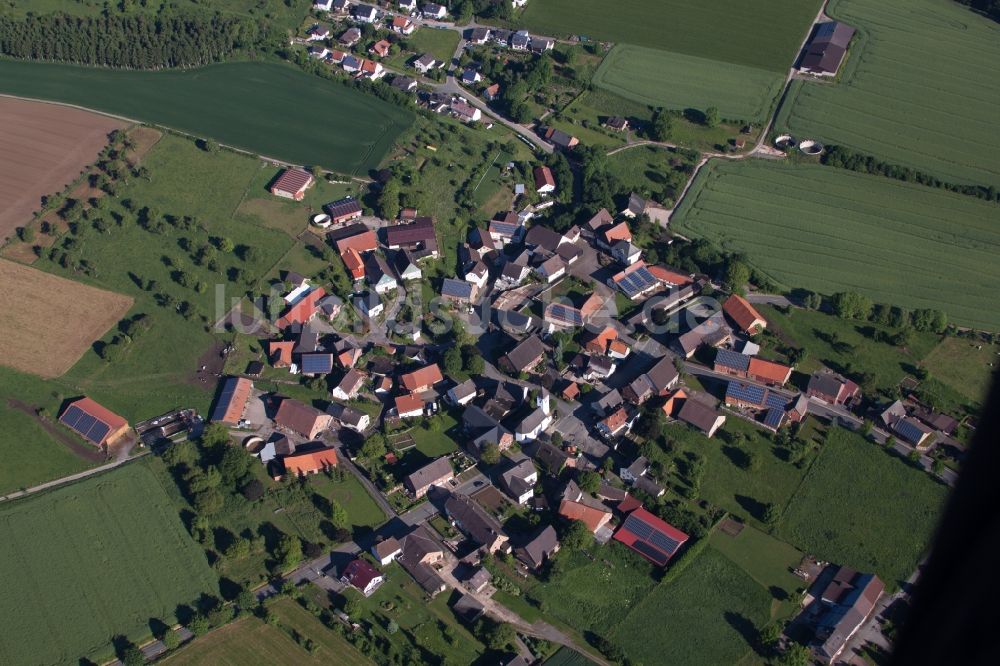 Beverungen aus der Vogelperspektive: Dorf - Ansicht am Rande von Feldern im Ortsteil Drenke in Beverungen im Bundesland Nordrhein-Westfalen
