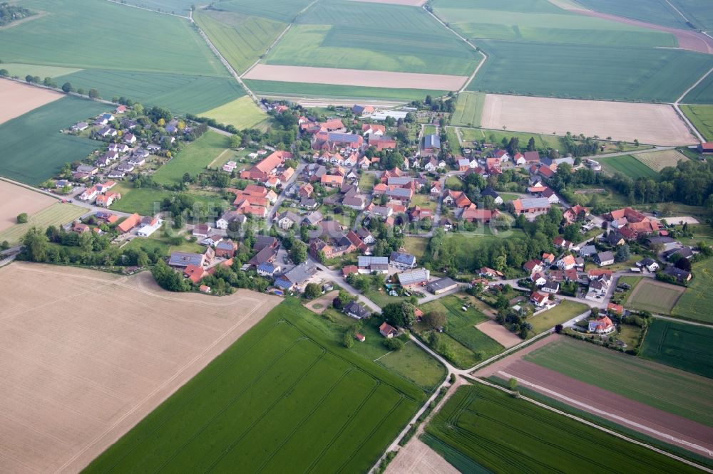 Emmerthal aus der Vogelperspektive: Dorf - Ansicht am Rande von Feldern im Ortsteil Esperde in Emmerthal im Bundesland Niedersachsen