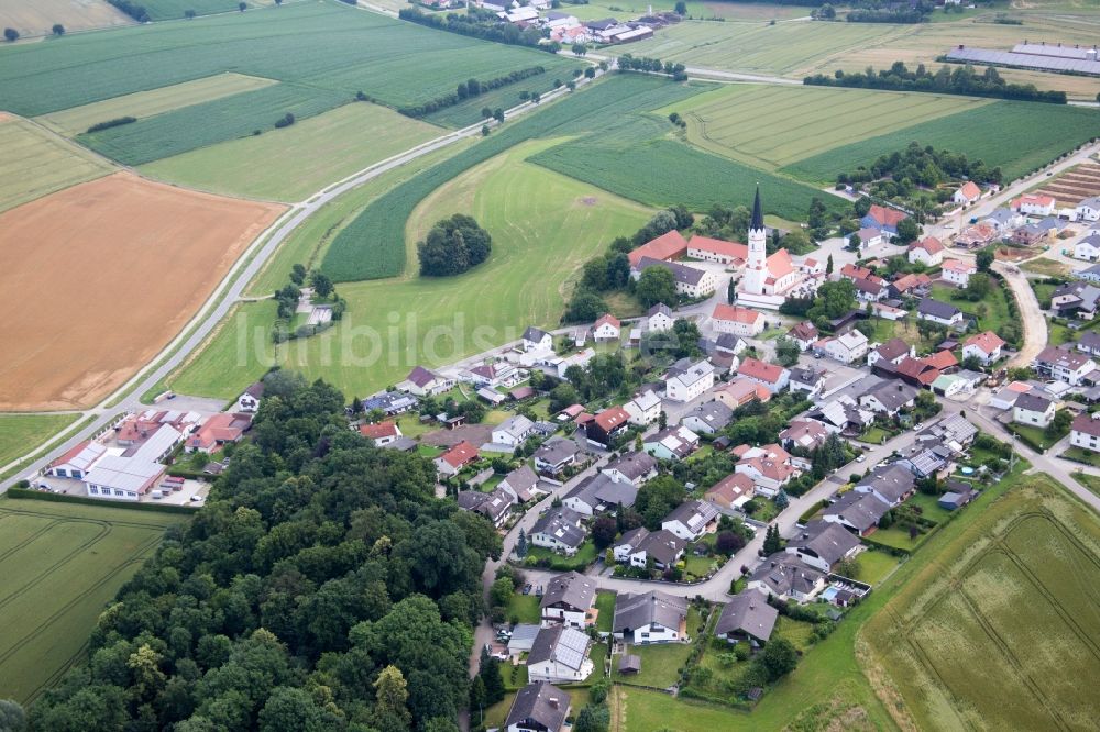 Dingolfing von oben - Dorf - Ansicht am Rande von Feldern im Ortsteil Frauenbiburg in Dingolfing im Bundesland Bayern, Deutschland