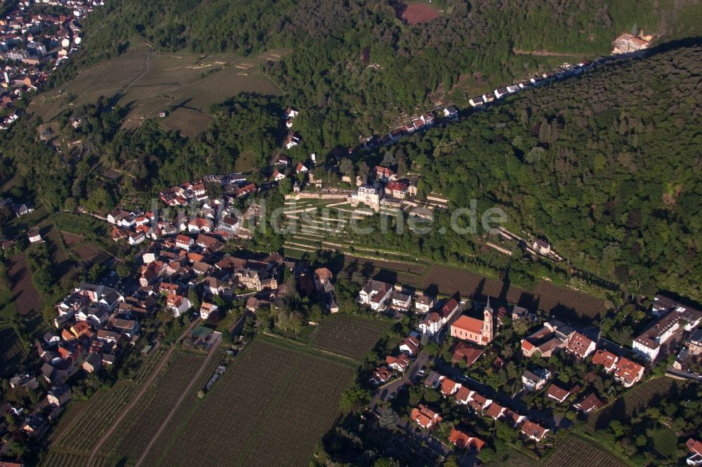 Luftaufnahme Neustadt an der Weinstraße - Dorf - Ansicht am Rande von Feldern im Ortsteil Gimmeldingen in Neustadt an der Weinstraße im Bundesland Rheinland-Pfalz, Deutschland