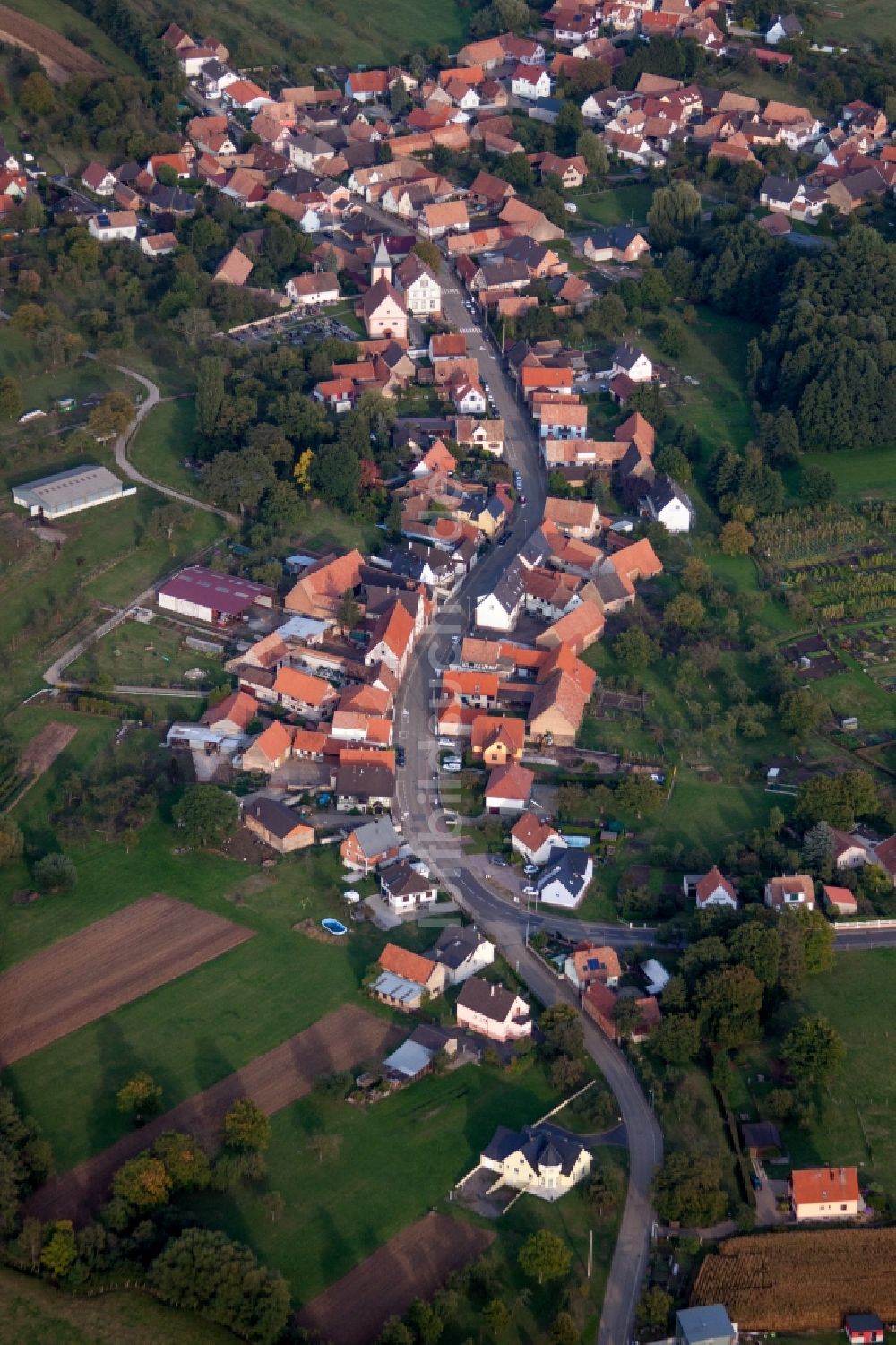 Luftbild Gundershoffen - Dorf - Ansicht am Rande von Feldern im Ortsteil Griesbach in Gundershoffen in Grand Est, Frankreich