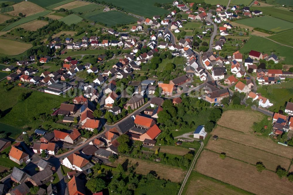 Luftbild Beverungen - Dorf - Ansicht am Rande von Feldern im Ortsteil Haarbrück in Beverungen im Bundesland Nordrhein-Westfalen, Deutschland