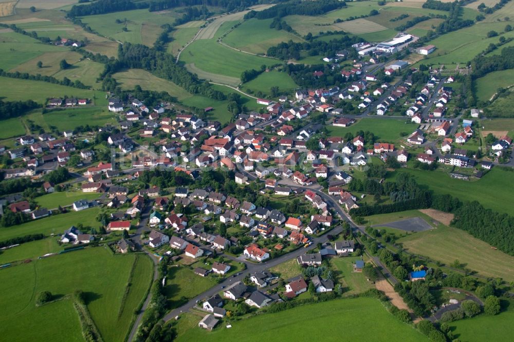 Neuhof von oben - Dorf - Ansicht am Rande von Feldern im Ortsteil Hauswurz in Neuhof im Bundesland Hessen, Deutschland