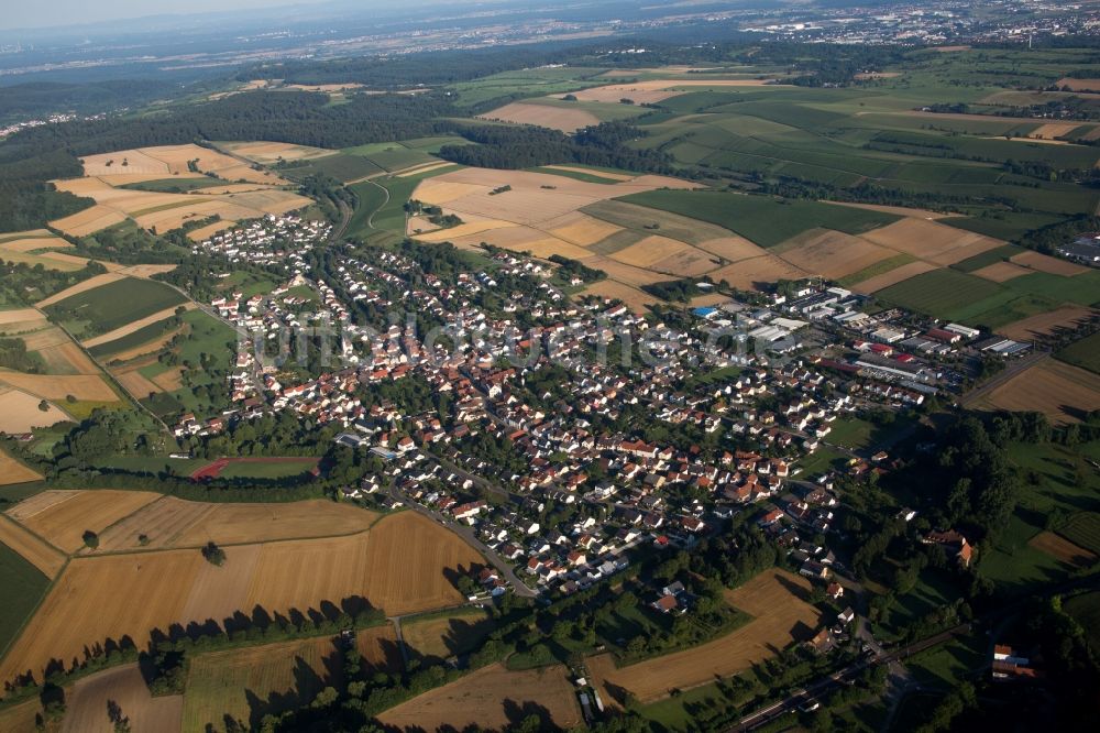 Bruchsal von oben - Dorf - Ansicht am Rande von Feldern im Ortsteil Helmsheim in Bruchsal im Bundesland Baden-Württemberg, Deutschland
