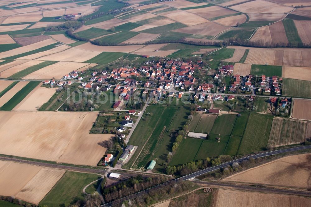 Hoffen von oben - Dorf - Ansicht am Rande von Feldern im Ortsteil Hermerswiller in Hoffen in Grand Est, Frankreich