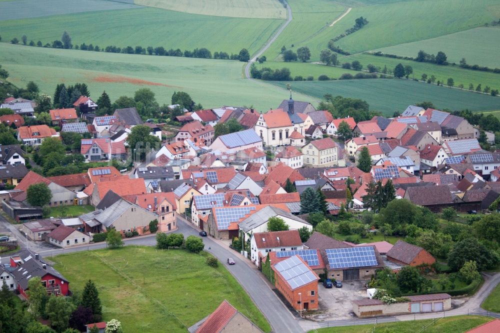 Luftaufnahme Karlstadt - Dorf - Ansicht am Rande von Feldern im Ortsteil Heßlar in Karlstadt im Bundesland Bayern, Deutschland