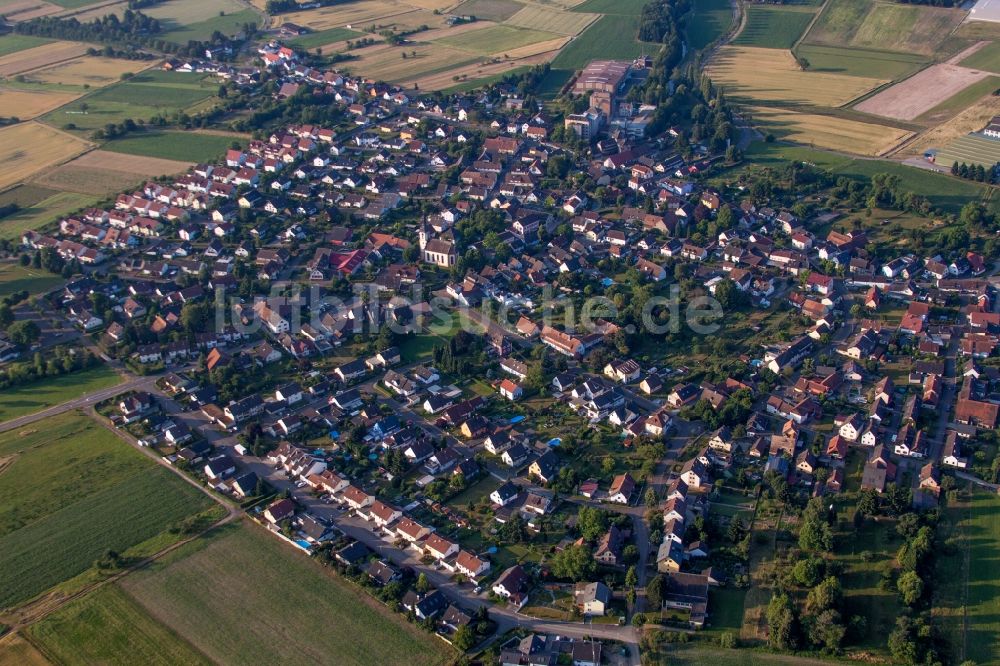 Luftaufnahme Lahr/Schwarzwald - Dorf - Ansicht am Rande von Feldern im Ortsteil Hugsweier in Lahr/Schwarzwald im Bundesland Baden-Württemberg, Deutschland