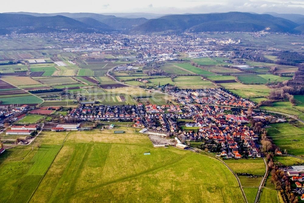 Luftbild Neustadt an der Weinstraße - Dorf - Ansicht am Rande von Feldern im Ortsteil Lachen-Speyerdorf in Neustadt an der Weinstraße im Bundesland Rheinland-Pfalz, Deutschland