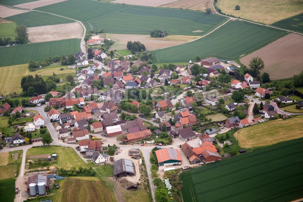 Luftaufnahme Emmerthal - Dorf - Ansicht am Rande von Feldern im Ortsteil Lüntorf in Emmerthal im Bundesland Niedersachsen, Deutschland