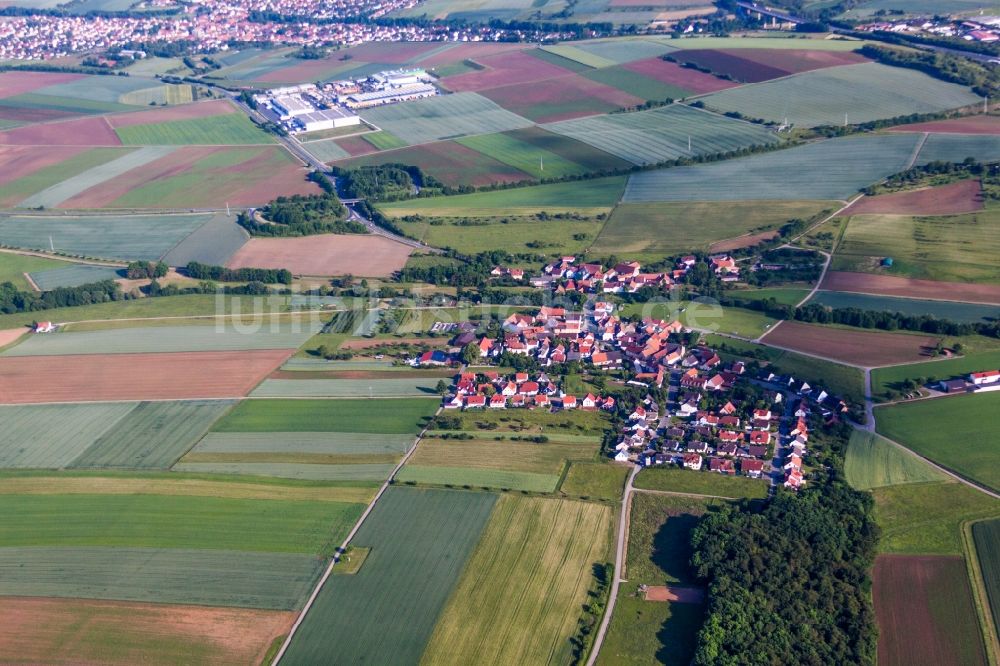 Luftaufnahme Estenfeld - Dorf - Ansicht am Rande von Feldern im Ortsteil Mühlhausen in Estenfeld im Bundesland Bayern, Deutschland