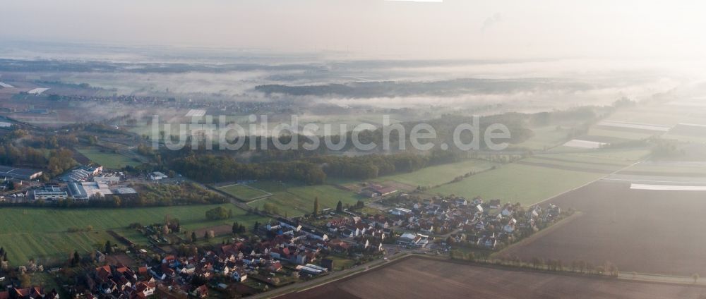 Luftaufnahme Kandel - Dorf - Ansicht am Rande von Feldern im Ortsteil Minderslachen in Kandel im Bundesland Rheinland-Pfalz, Deutschland