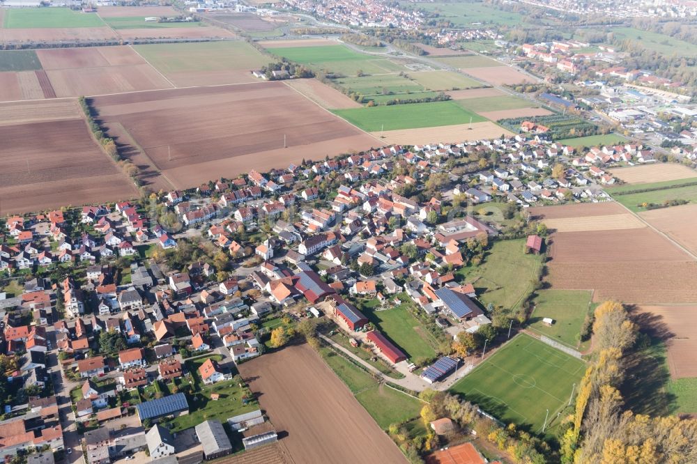 Landau in der Pfalz von oben - Dorf - Ansicht am Rande von Feldern im Ortsteil Mörlheim in Landau in der Pfalz im Bundesland Rheinland-Pfalz, Deutschland