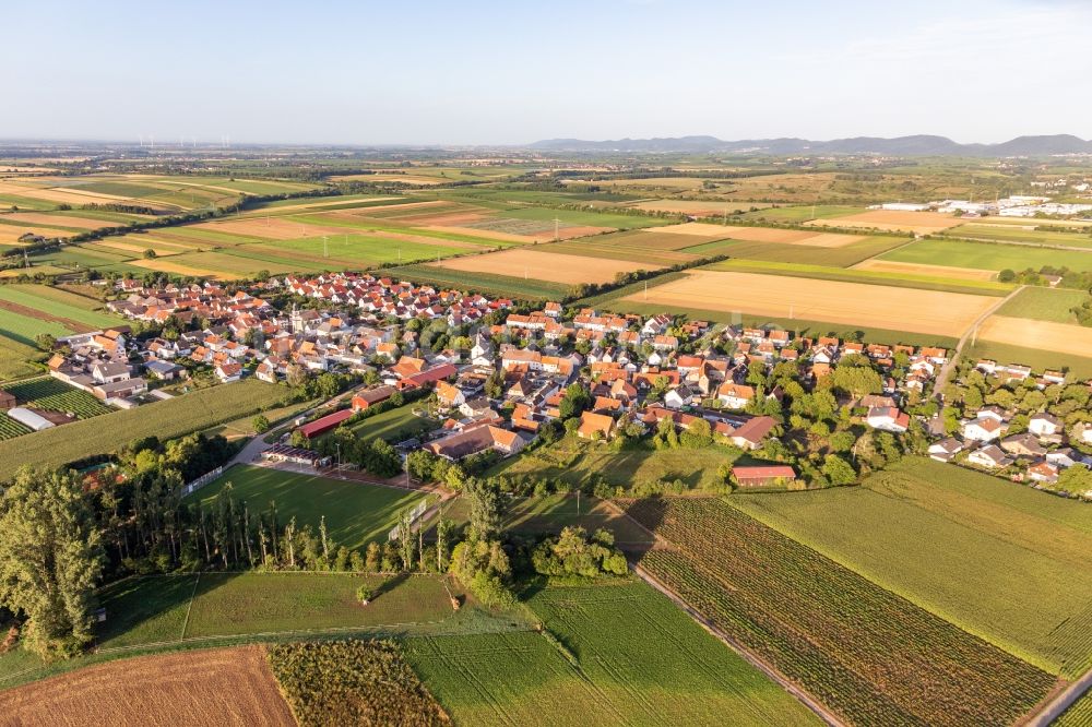 Landau in der Pfalz von oben - Dorf - Ansicht am Rande von Feldern im Ortsteil Mörlheim in Landau in der Pfalz im Bundesland Rheinland-Pfalz, Deutschland