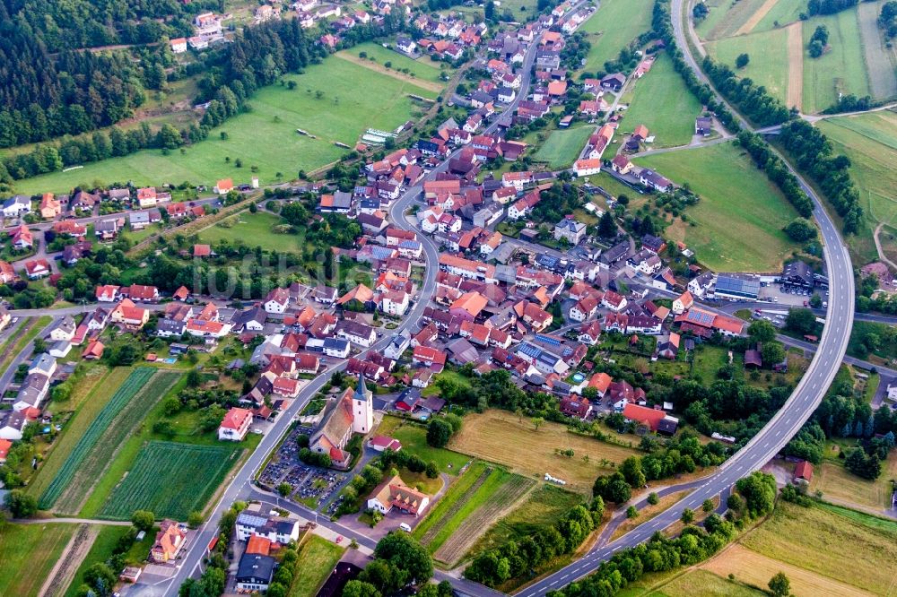 Luftaufnahme Wildflecken - Dorf - Ansicht am Rande von Feldern im Ortsteil Oberbach in Wildflecken im Bundesland Bayern, Deutschland