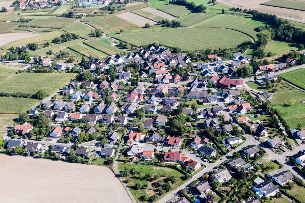 Luftaufnahme Kehl - Dorf - Ansicht am Rande von Feldern im Ortsteil Querbach in Kehl im Bundesland Baden-Württemberg, Deutschland