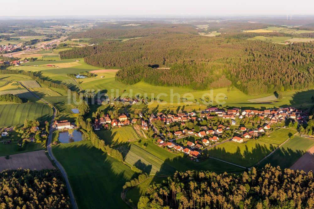 Geiselwind aus der Vogelperspektive: Dorf - Ansicht am Rande von Feldern im Ortsteil Rehweiler in Geiselwind im Bundesland Bayern, Deutschland