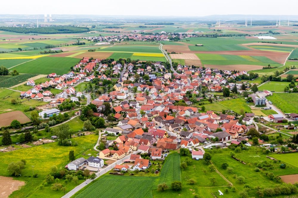 Hausen von oben - Dorf - Ansicht am Rande von Feldern im Ortsteil Rieden in Hausen im Bundesland Bayern, Deutschland