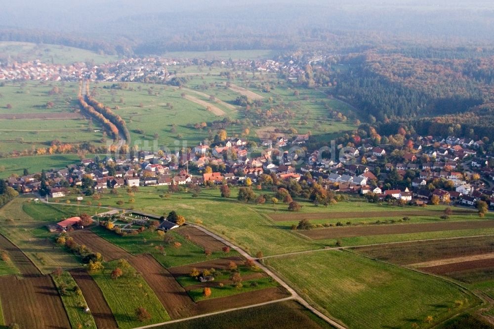 Luftaufnahme Ettlingen - Dorf - Ansicht am Rande von Feldern im Ortsteil Schluttenbach in Ettlingen im Bundesland Baden-Württemberg, Deutschland