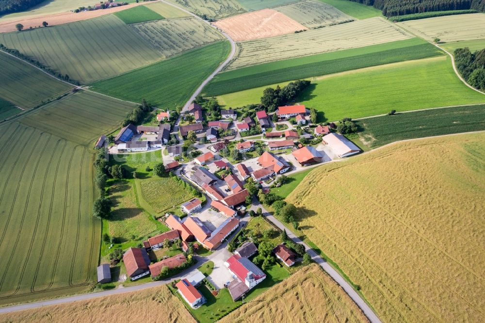 Luftaufnahme Niederviehbach - Dorf - Ansicht am Rande von Feldern im Ortsteil Süßbach in Niederviehbach im Bundesland Bayern, Deutschland