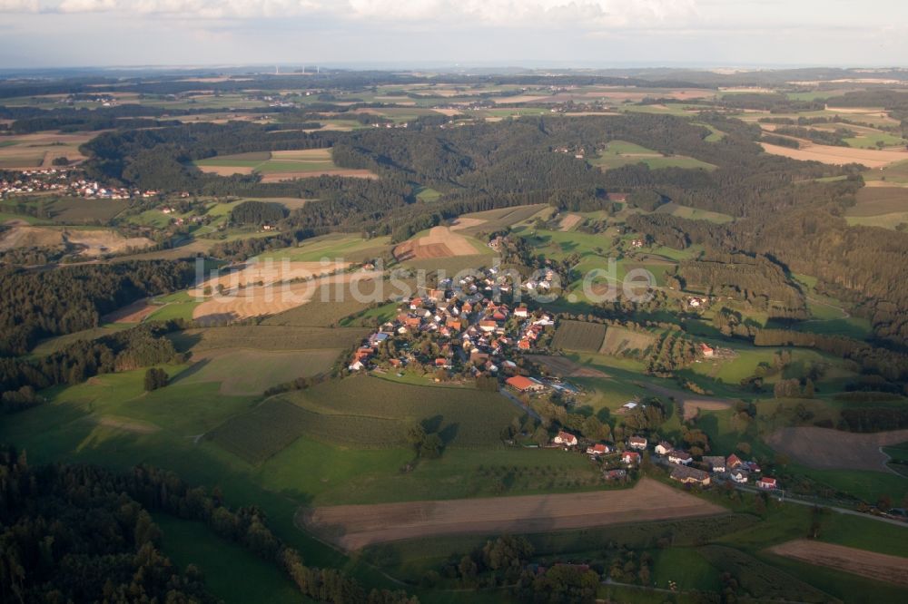Luftaufnahme Owingen - Dorf - Ansicht am Rande von Feldern im Ortsteil Taisersdorf in Owingen im Bundesland Baden-Württemberg, Deutschland