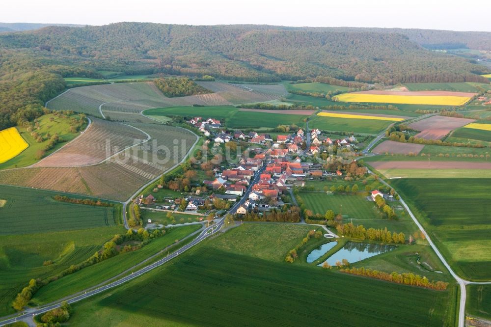 Oberschwarzach aus der Vogelperspektive: Dorf - Ansicht am Rande von Feldern im Ortsteil Wiebelsberg in Oberschwarzach im Bundesland Bayern, Deutschland