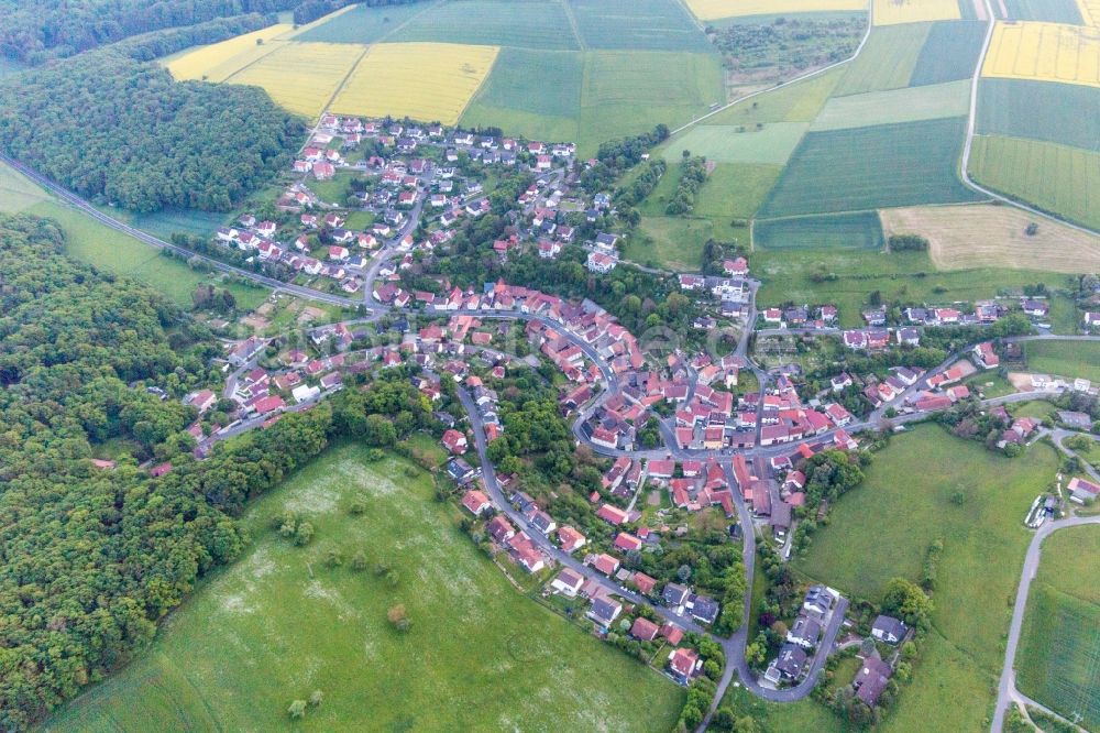 Luftaufnahme Üchtelhausen - Dorf - Ansicht am Rande von Feldern im Ortsteil Zell in Üchtelhausen im Bundesland Bayern, Deutschland