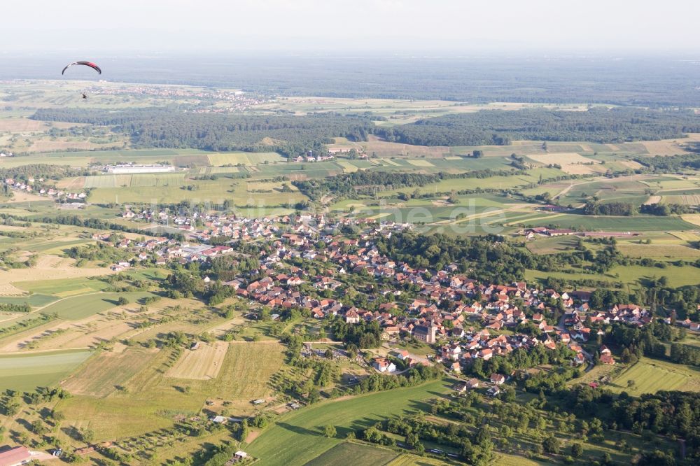 Luftaufnahme Preuschdorf - Dorf - Ansicht am Rande von Feldern in Preuschdorf in Grand Est, Frankreich