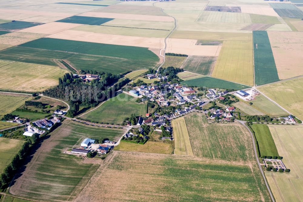 Luftaufnahme Rhodon - Dorf - Ansicht am Rande von Feldern in Rhodon in Centre-Val de Loire, Frankreich