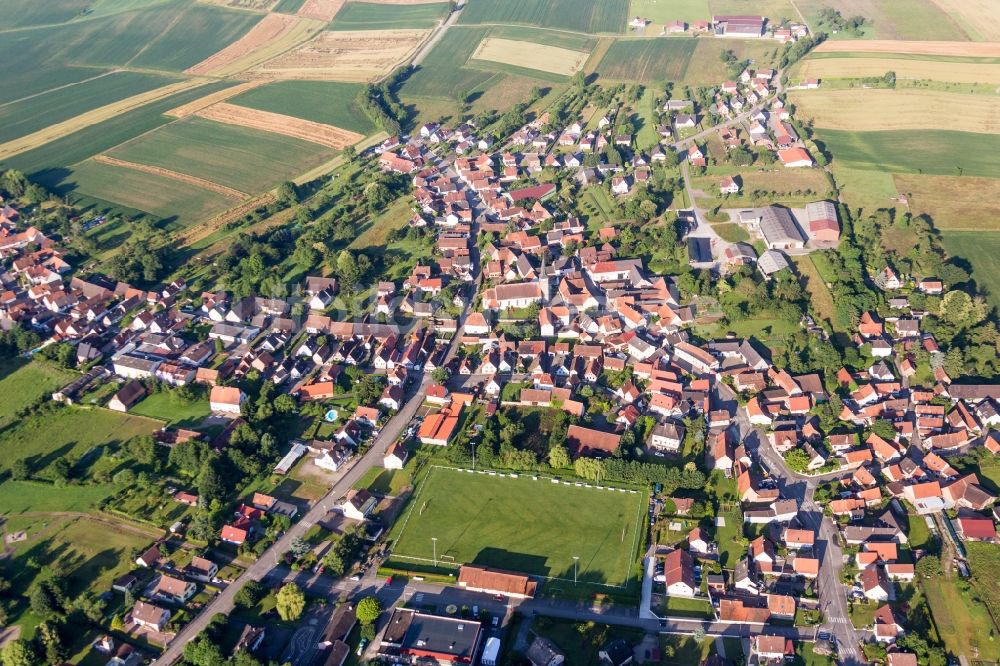 Luftaufnahme Riedseltz - Dorf - Ansicht am Rande von Feldern in Riedseltz in Grand Est, Frankreich
