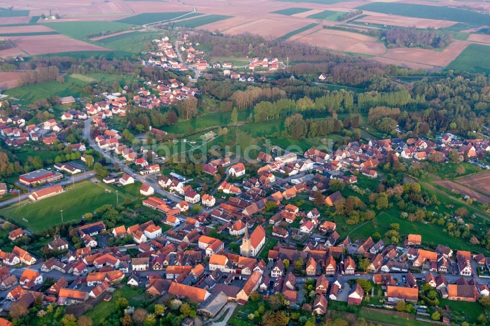 Riedseltz aus der Vogelperspektive: Dorf - Ansicht am Rande von Feldern in Riedseltz in Grand Est, Frankreich