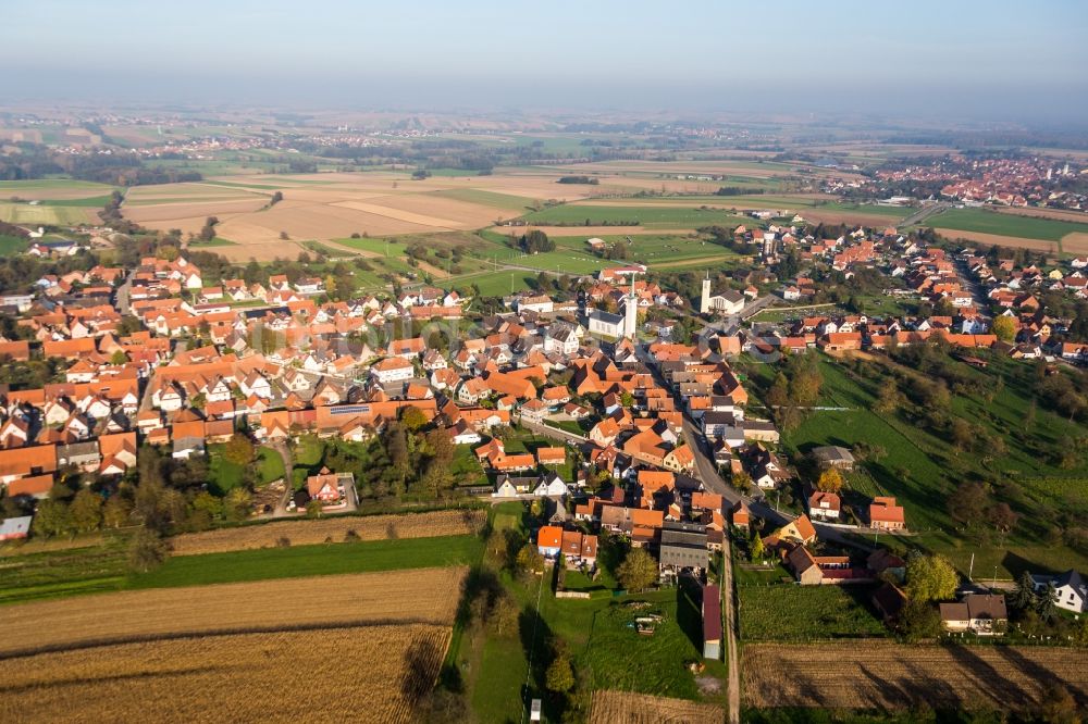 Luftaufnahme Rittershoffen - Dorf - Ansicht am Rande von Feldern in Rittershoffen in Grand Est, Frankreich