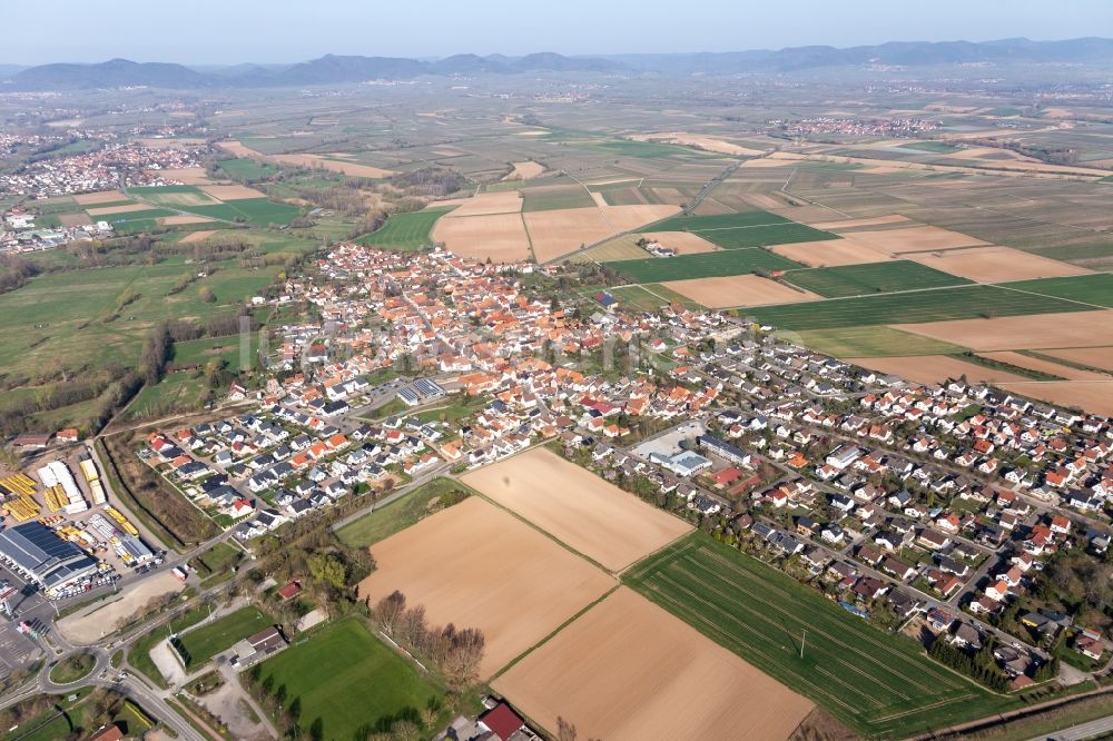 Rohrbach von oben - Dorf - Ansicht am Rande von Feldern in Rohrbach im Bundesland Rheinland-Pfalz, Deutschland
