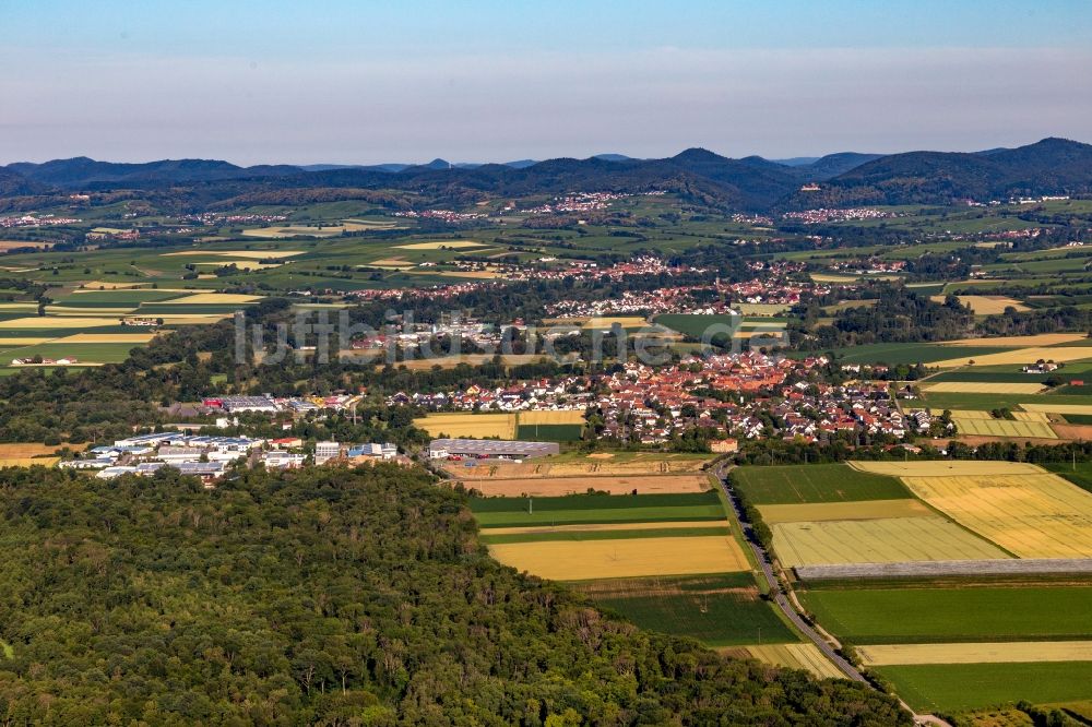 Rohrbach aus der Vogelperspektive: Dorf - Ansicht am Rande von Feldern in Rohrbach im Bundesland Rheinland-Pfalz, Deutschland