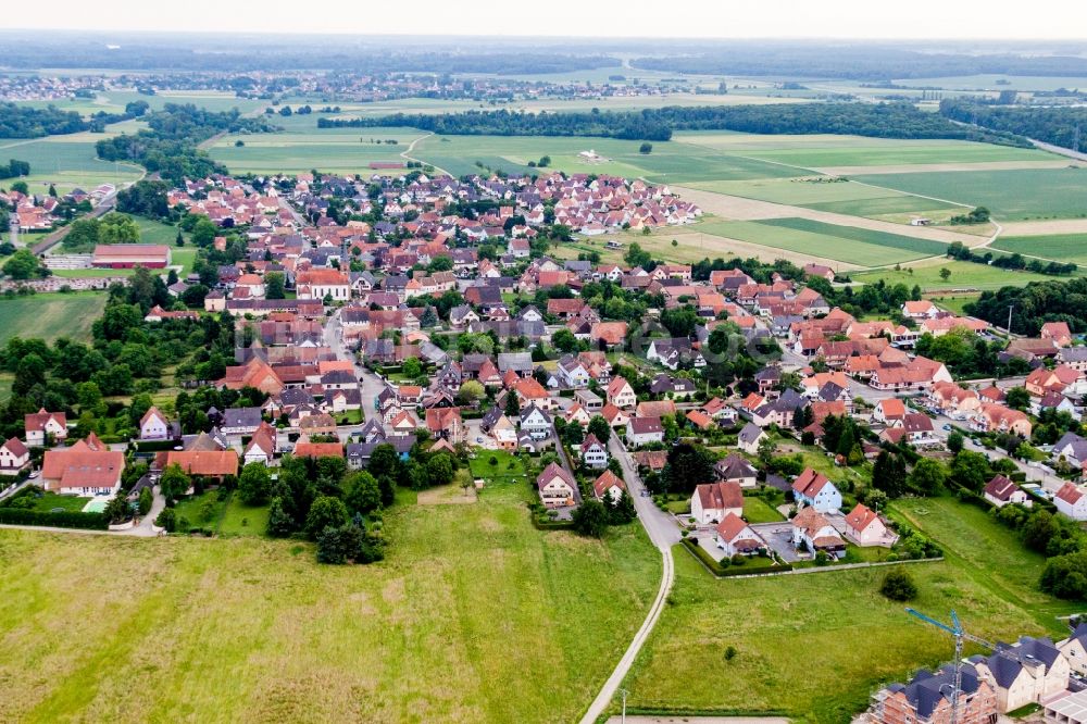 Rountzenheim aus der Vogelperspektive: Dorf - Ansicht am Rande von Feldern in Rountzenheim in Grand Est, Frankreich