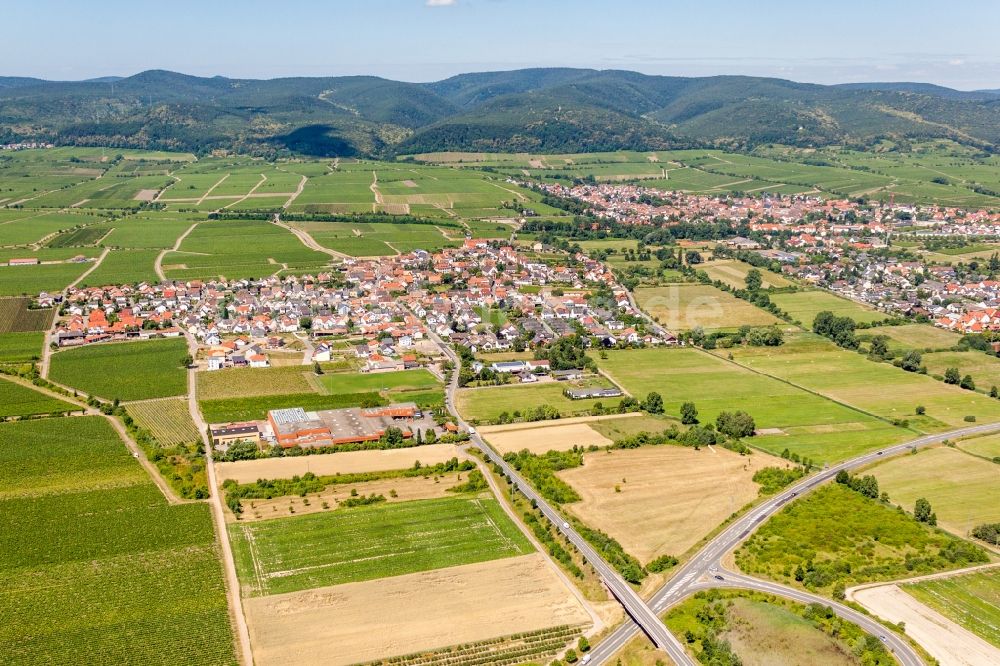 Luftaufnahme Ruppertsberg - Dorf - Ansicht am Rande von Feldern in Ruppertsberg im Bundesland Rheinland-Pfalz, Deutschland