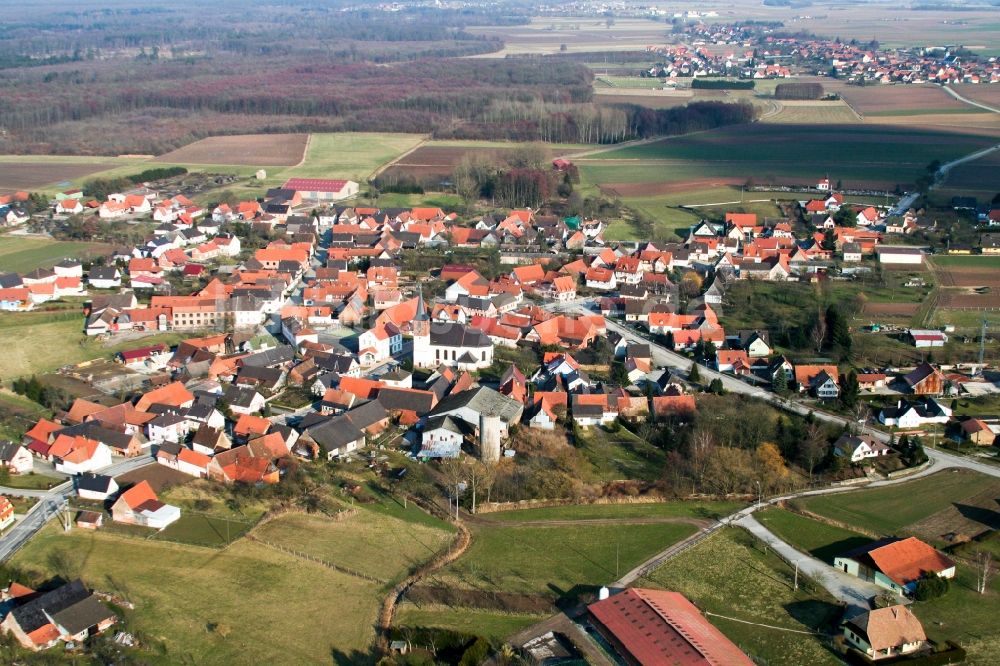 Salmbach von oben - Dorf - Ansicht am Rande von Feldern in Salmbach in Grand Est, Frankreich