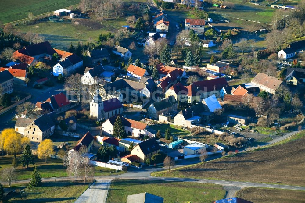 Schmirma aus der Vogelperspektive: Dorf - Ansicht am Rande von Feldern in Schmirma im Bundesland Sachsen-Anhalt, Deutschland