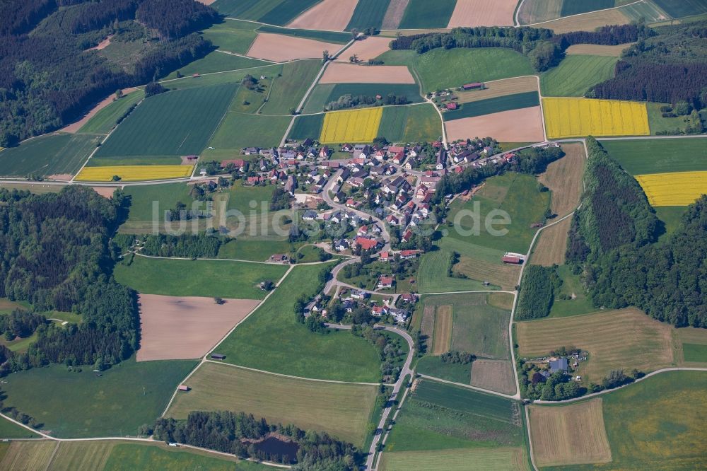 Schönenberg von oben - Dorf - Ansicht am Rande von Feldern in Schönenberg im Bundesland Bayern, Deutschland