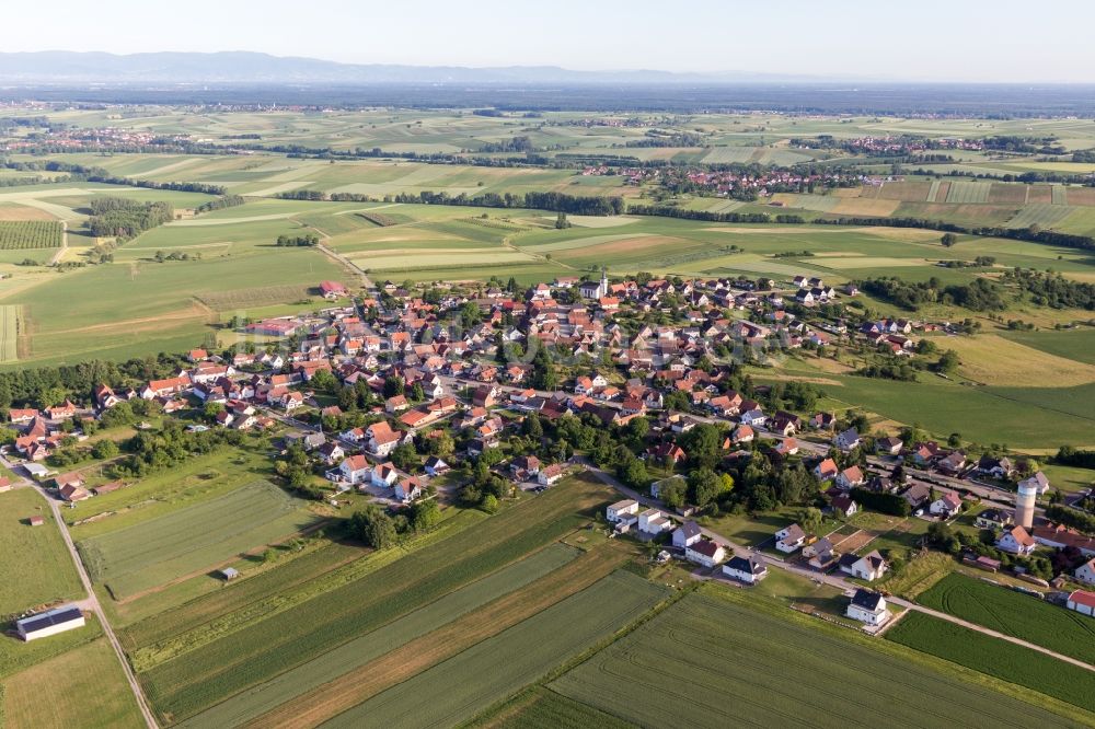 Schoenenbourg von oben - Dorf - Ansicht am Rande von Feldern in Schoenenbourg in Grand Est, Frankreich
