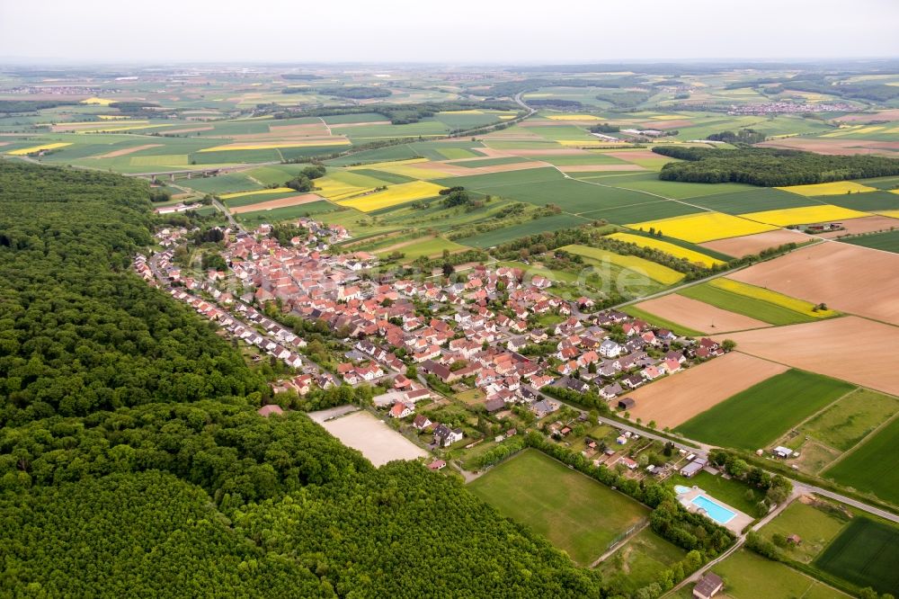 Schraudenbach aus der Vogelperspektive: Dorf - Ansicht am Rande von Feldern in Schraudenbach im Bundesland Bayern, Deutschland