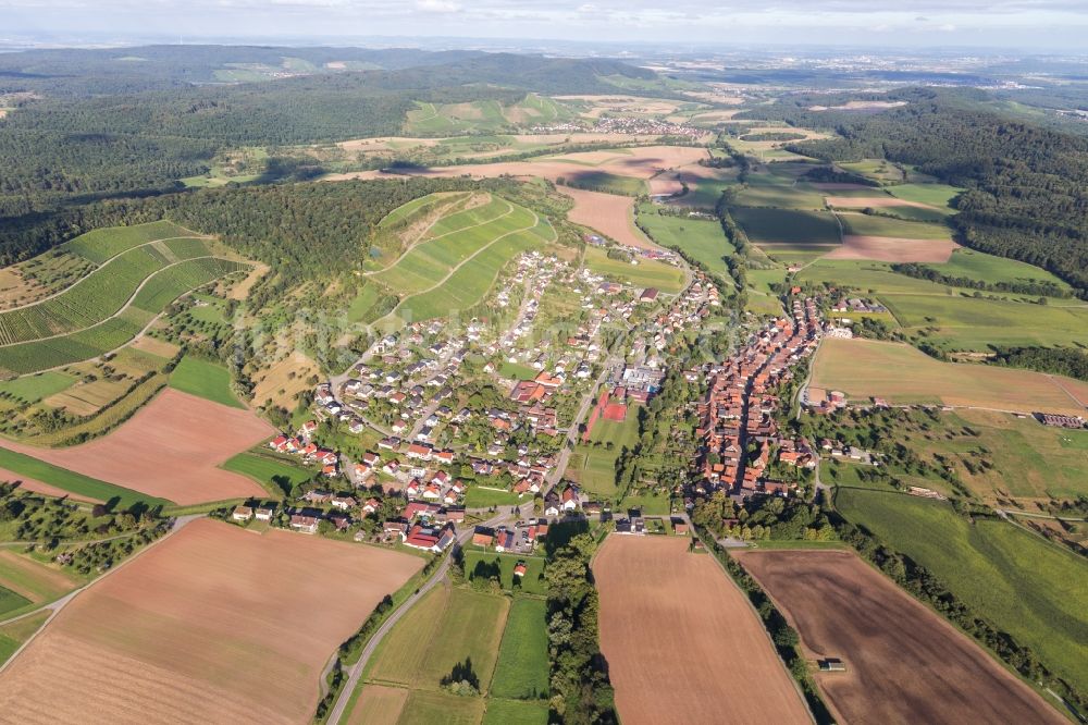 Schützingen von oben - Dorf - Ansicht am Rande von Feldern in Schützingen im Bundesland Baden-Württemberg, Deutschland