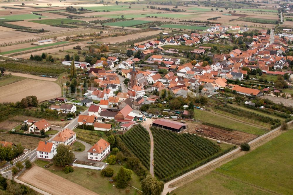Luftbild Schweighofen - Dorf - Ansicht am Rande von Feldern in Schweighofen im Bundesland Rheinland-Pfalz, Deutschland