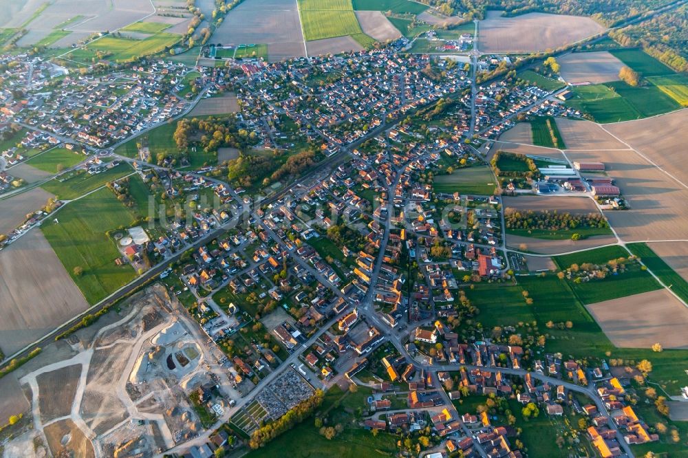 Luftaufnahme Sessenheim - Dorf - Ansicht am Rande von Feldern in Sessenheim in Grand Est, Frankreich