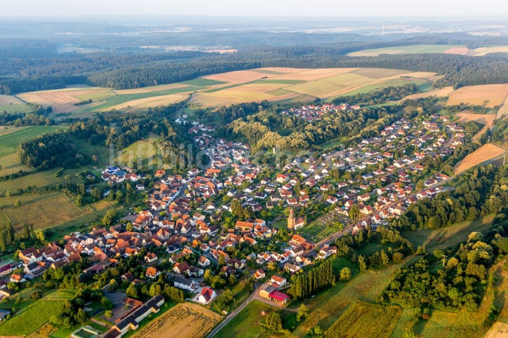 Sippersfeld aus der Vogelperspektive: Dorf - Ansicht am Rande von Feldern in Sippersfeld im Bundesland Rheinland-Pfalz, Deutschland