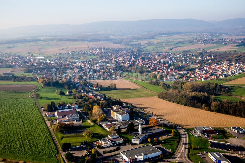 Luftaufnahme Soultz-sous-Forêts - Dorf - Ansicht am Rande von Feldern in Soultz-sous-Forêts in Grand Est, Frankreich