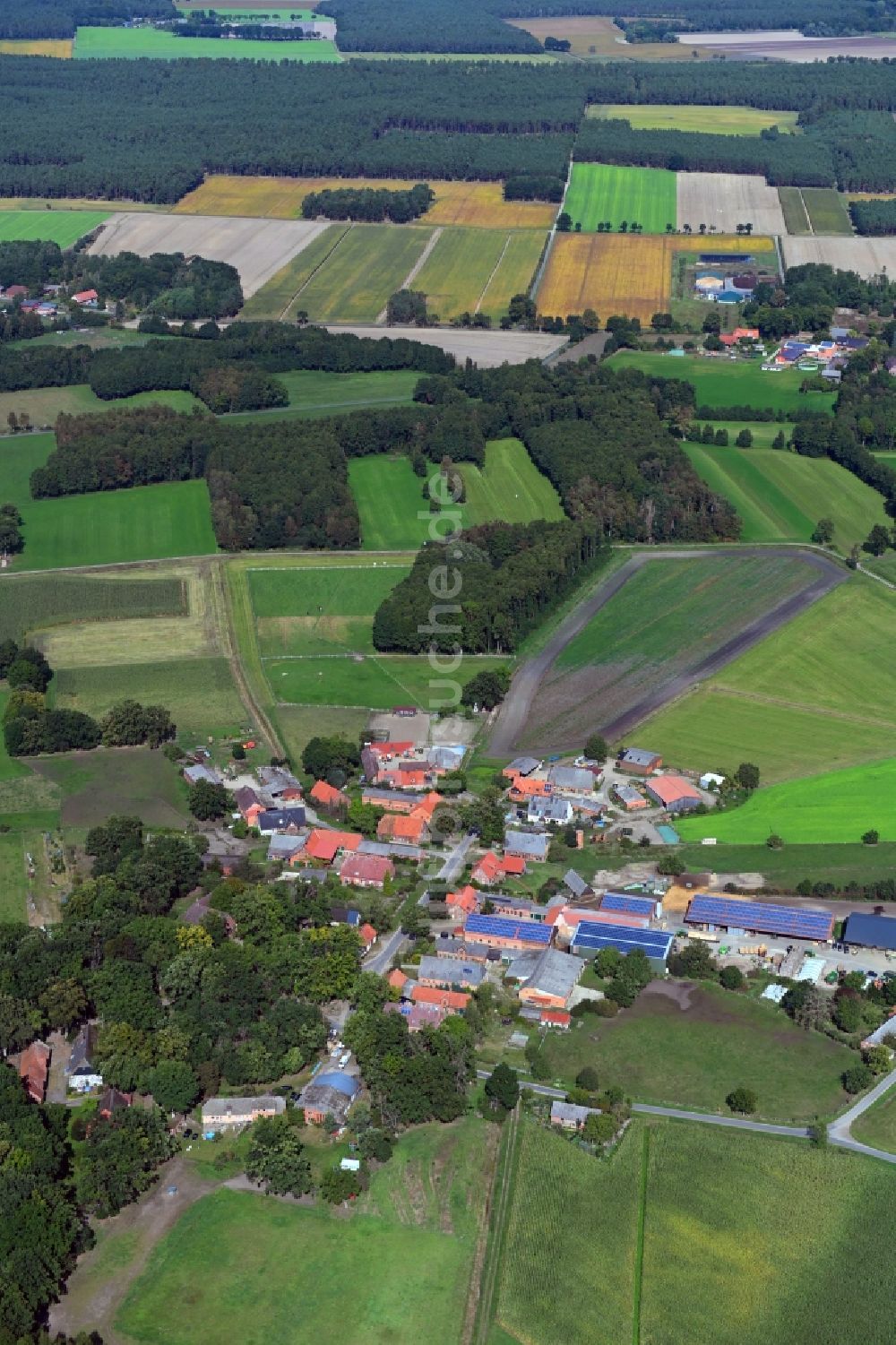 Teichlosen aus der Vogelperspektive: Dorf - Ansicht am Rande von Feldern in Teichlosen im Bundesland Niedersachsen, Deutschland